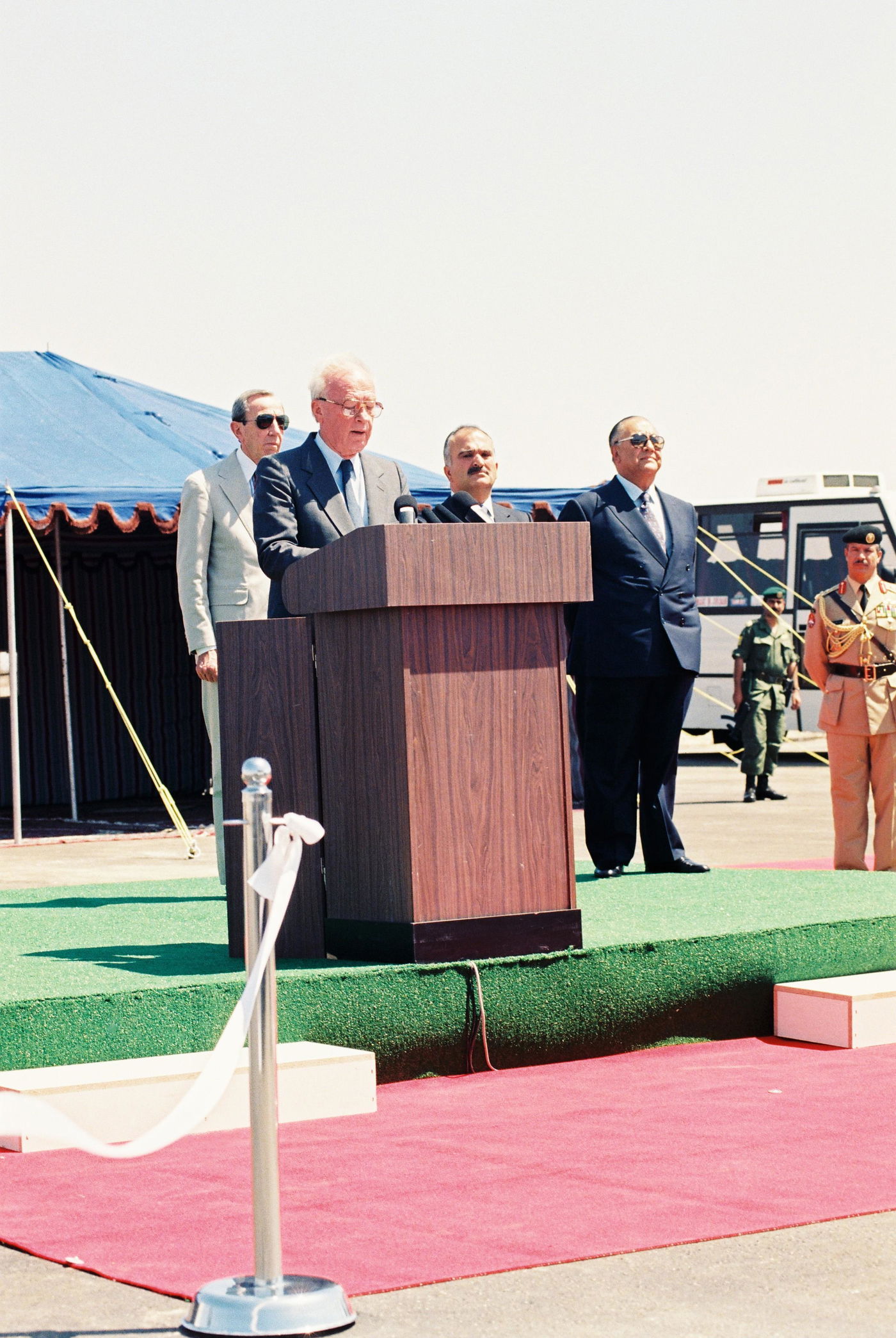 יצחק רבין, שמעון פרס, הנסיך (הירדני) חסן