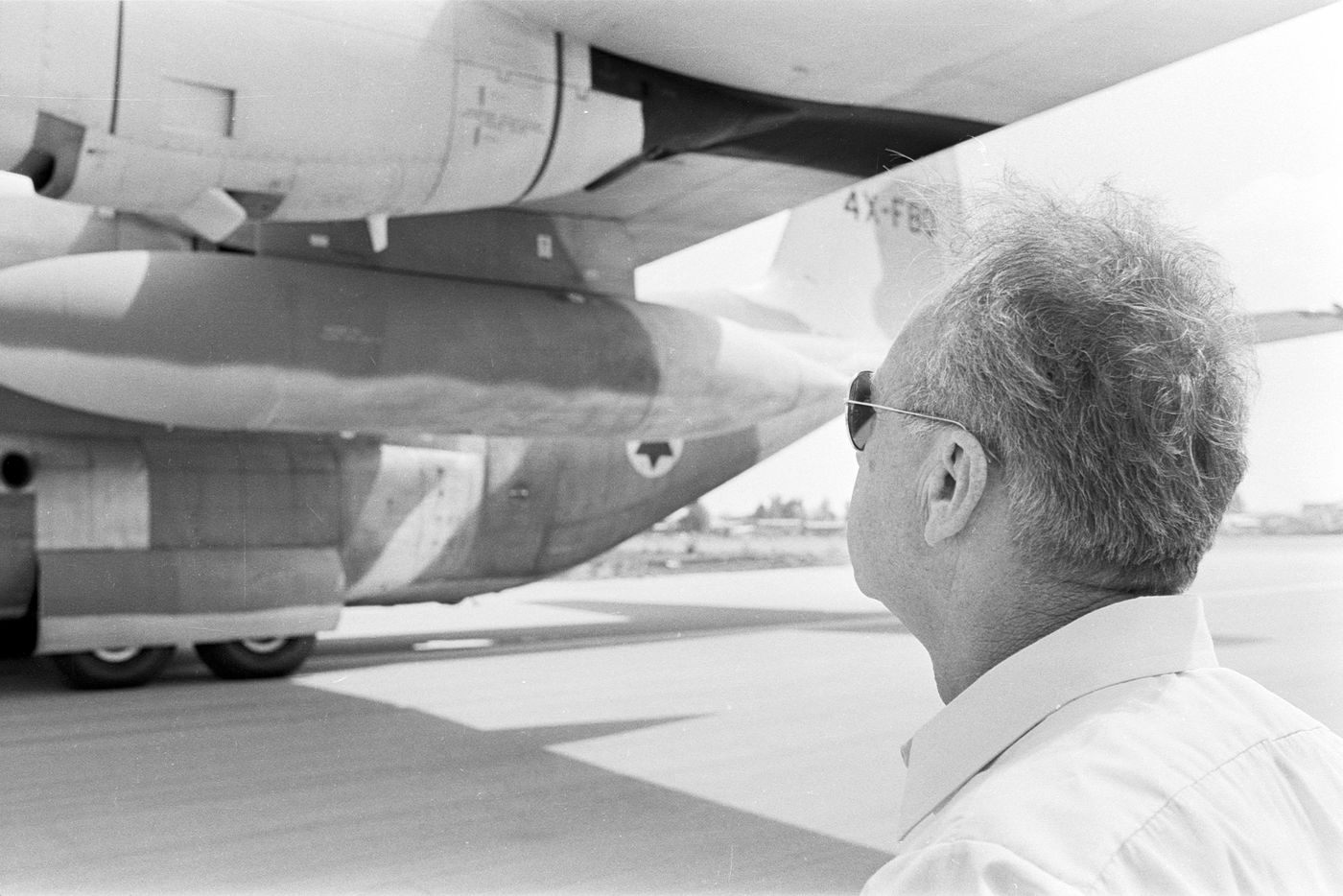 ראש הממשלה יצחק רבין מקבל את פני המטוסים החוזרים ממבצע "כדור הרעם"