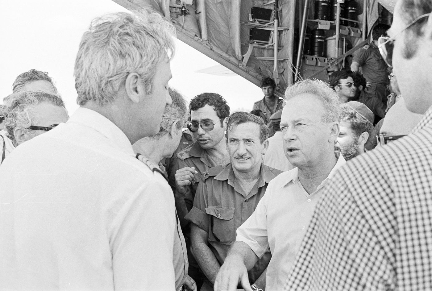 ראש הממשלה יצחק רבין ושר הבטחון שמעון פרס מקבלים את פני קברניט מטוס אייר-פרנס, שמחבלים מהחזית העממית - פלג ודיע חדאד, חטפו לאנטבה שבאוגנדה. בין שניהם מחייך משופם תא"ל אפרים פורן מזכיר צבאי של ראש הממשלה