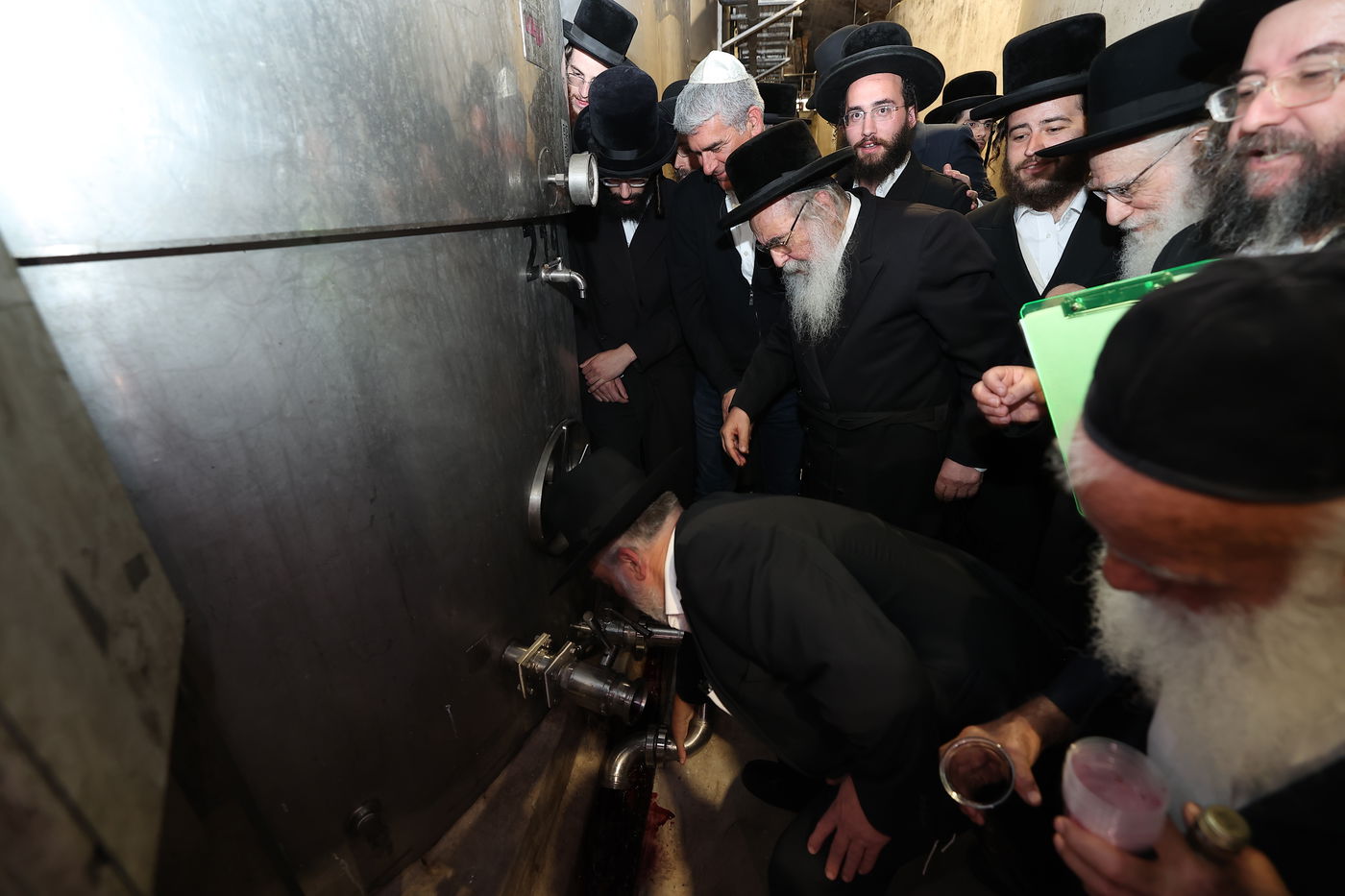 מעמד הפרשת תרומות ומעשרות במרכז המבקרים ההיסטורי של יקבי כרמל בזיכרון יעקב, במעמד גאב"ד בד"צ מהדרין הגר"א רובין, רבנים ואישי ציבור