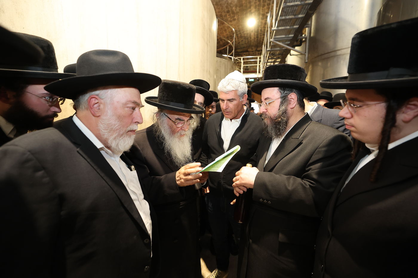 מעמד הפרשת תרומות ומעשרות במרכז המבקרים ההיסטורי של יקבי כרמל בזיכרון יעקב, במעמד גאב"ד בד"צ מהדרין הגר"א רובין, רבנים ואישי ציבור