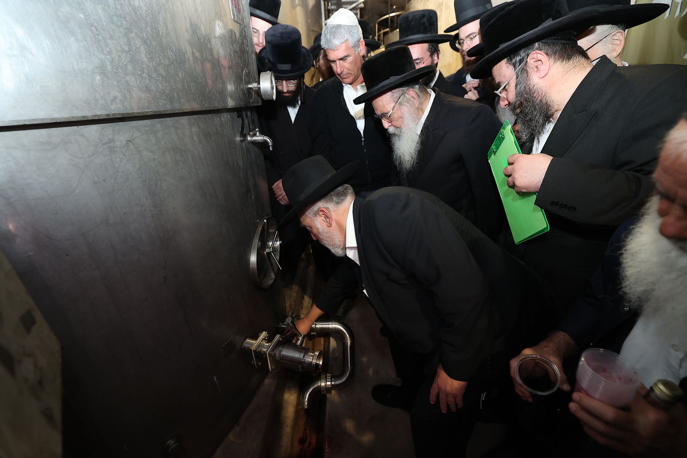 מעמד הפרשת תרומות ומעשרות במרכז המבקרים ההיסטורי של יקבי כרמל בזיכרון יעקב, במעמד גאב"ד בד"צ מהדרין הגר"א רובין, רבנים ואישי ציבור