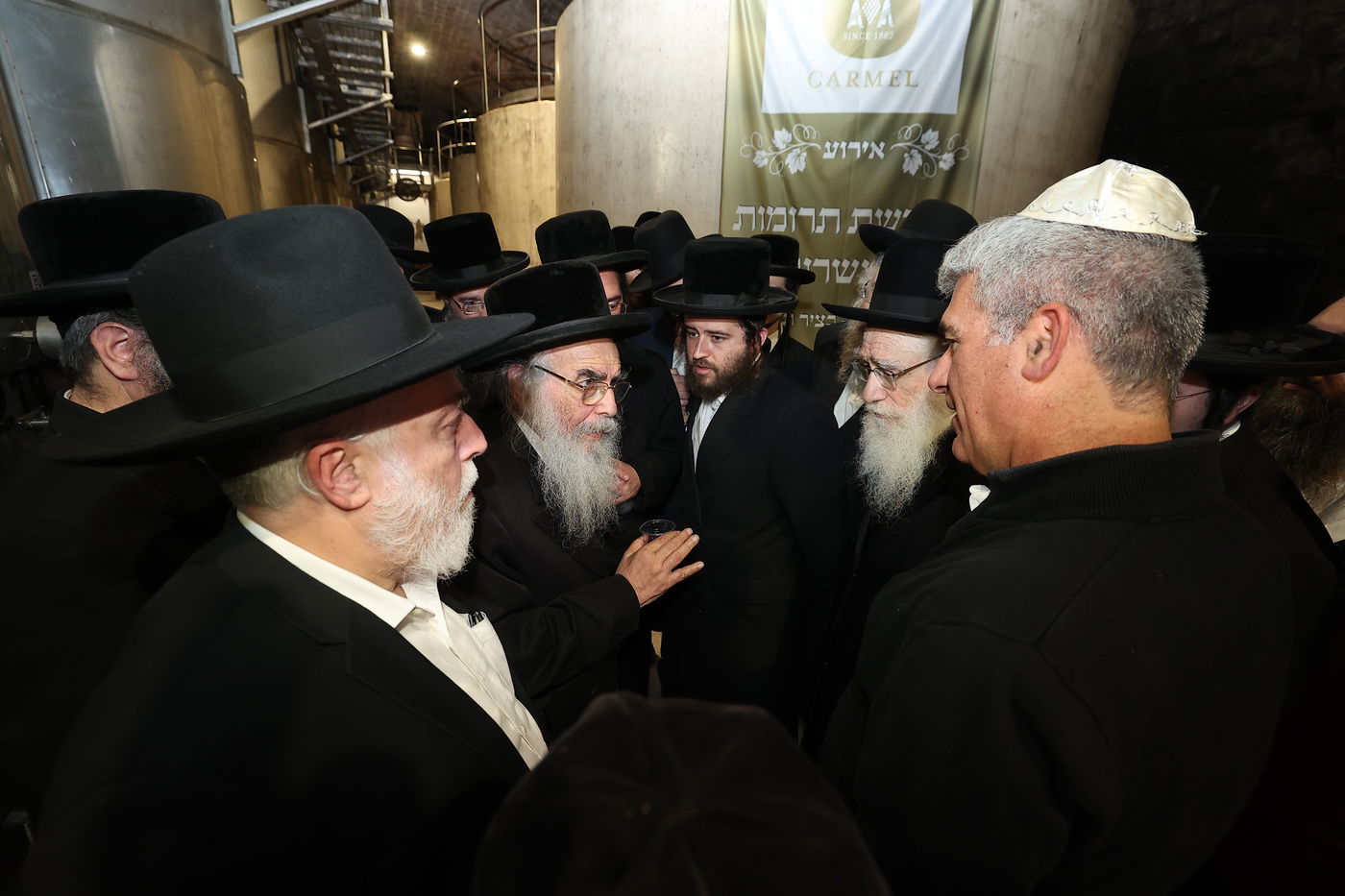 מעמד הפרשת תרומות ומעשרות במרכז המבקרים ההיסטורי של יקבי כרמל בזיכרון יעקב, במעמד גאב"ד בד"צ מהדרין הגר"א רובין, רבנים ואישי ציבור