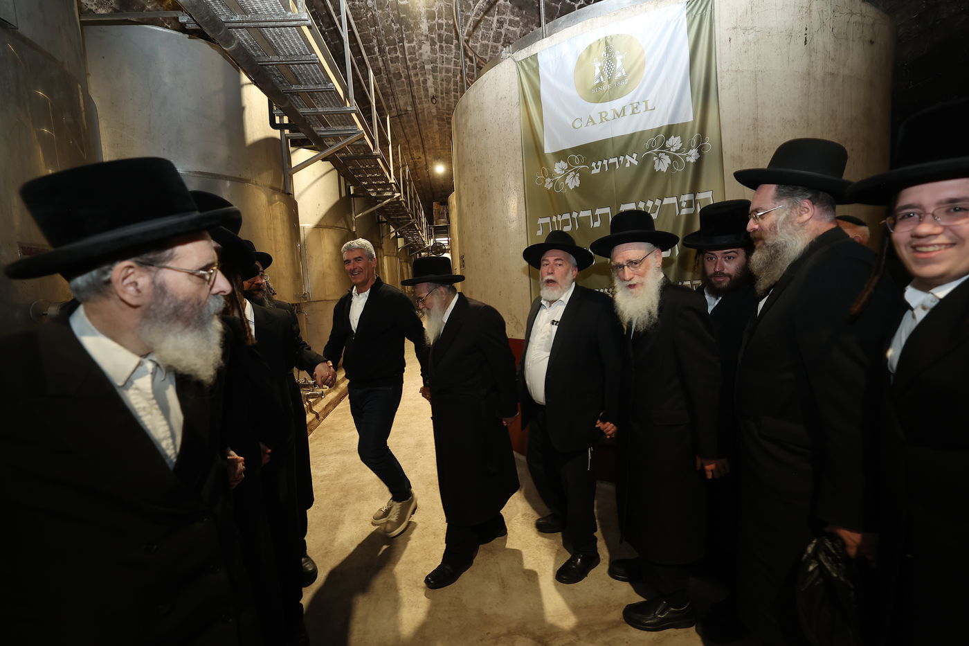 מעמד הפרשת תרומות ומעשרות במרכז המבקרים ההיסטורי של יקבי כרמל בזיכרון יעקב, במעמד גאב"ד בד"צ מהדרין הגר"א רובין, רבנים ואישי ציבור