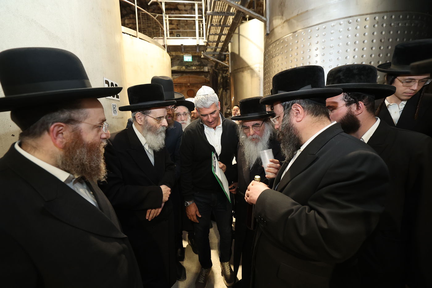 מעמד הפרשת תרומות ומעשרות במרכז המבקרים ההיסטורי של יקבי כרמל בזיכרון יעקב, במעמד גאב"ד בד"צ מהדרין הגר"א רובין, רבנים ואישי ציבור