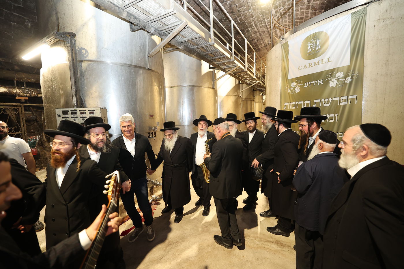 מעמד הפרשת תרומות ומעשרות במרכז המבקרים ההיסטורי של יקבי כרמל בזיכרון יעקב, במעמד גאב"ד בד"צ מהדרין הגר"א רובין, רבנים ואישי ציבור