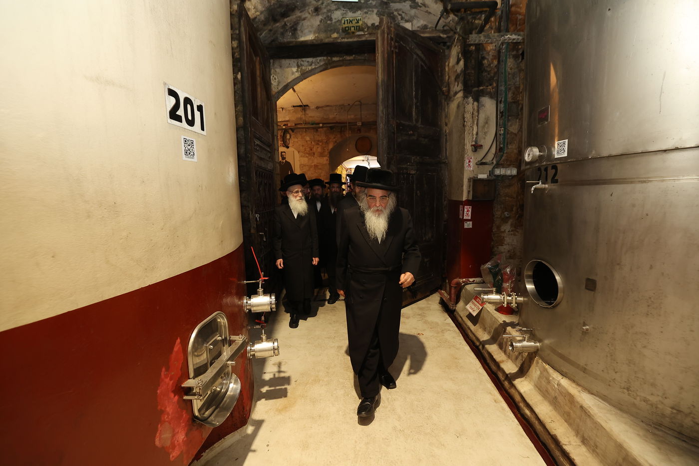 מעמד הפרשת תרומות ומעשרות במרכז המבקרים ההיסטורי של יקבי כרמל בזיכרון יעקב, במעמד גאב"ד בד"צ מהדרין הגר"א רובין, רבנים ואישי ציבור