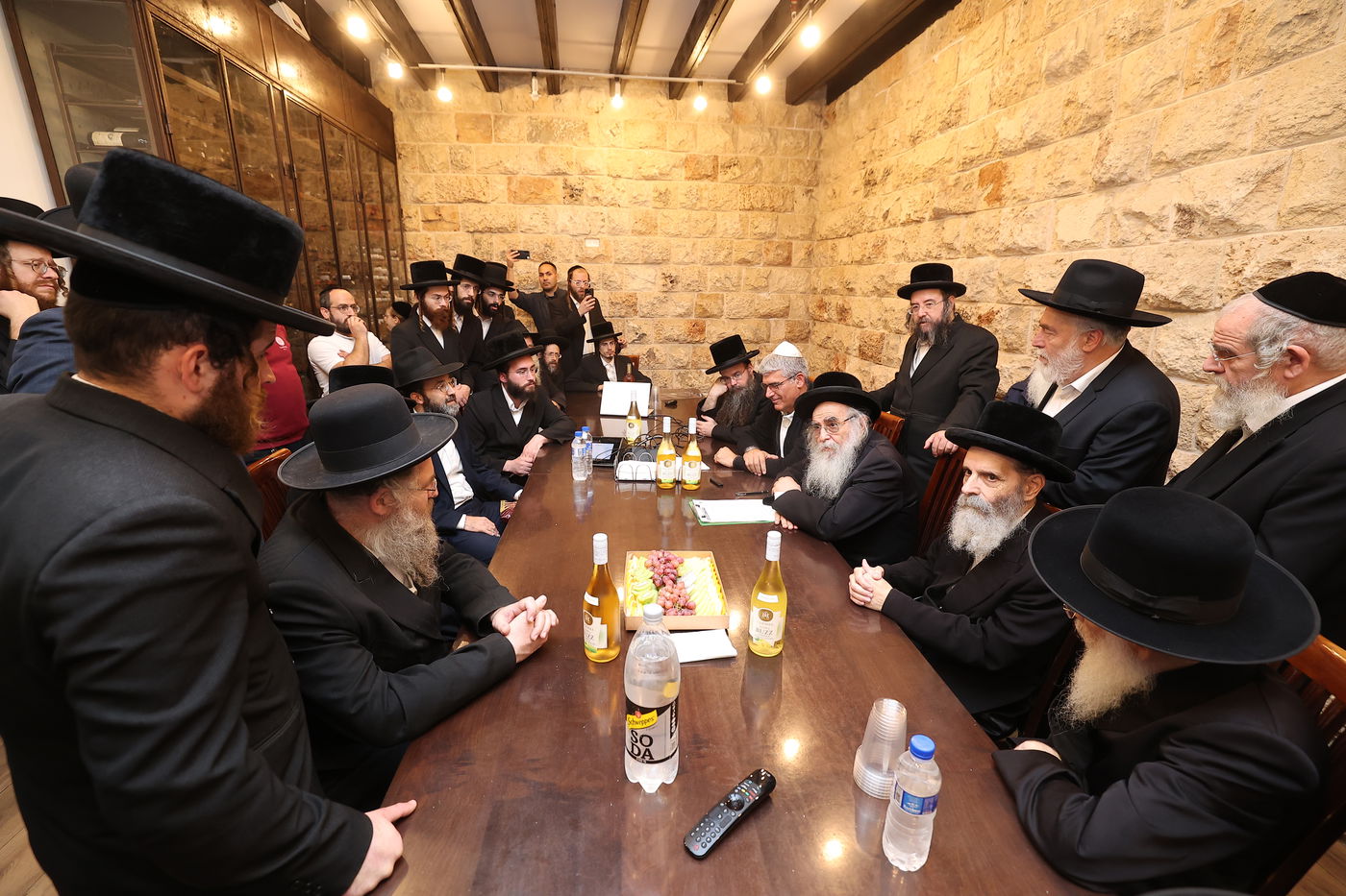 מעמד הפרשת תרומות ומעשרות במרכז המבקרים ההיסטורי של יקבי כרמל בזיכרון יעקב, במעמד גאב"ד בד"צ מהדרין הגר"א רובין, רבנים ואישי ציבור