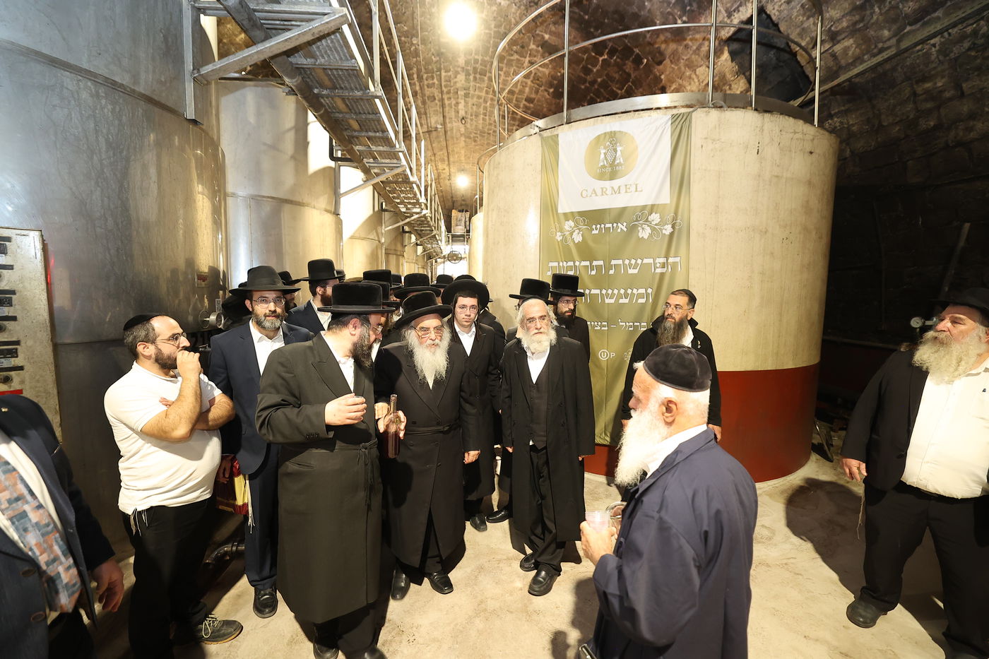 מעמד הפרשת תרומות ומעשרות במרכז המבקרים ההיסטורי של יקבי כרמל בזיכרון יעקב, במעמד גאב"ד בד"צ מהדרין הגר"א רובין, רבנים ואישי ציבור