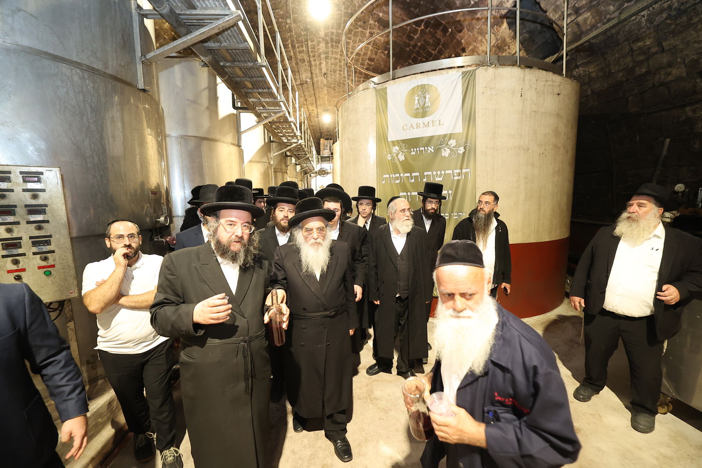 מעמד הפרשת תרומות ומעשרות במרכז המבקרים ההיסטורי של יקבי כרמל בזיכרון יעקב, במעמד גאב"ד בד"צ מהדרין הגר"א רובין, רבנים ואישי ציבור