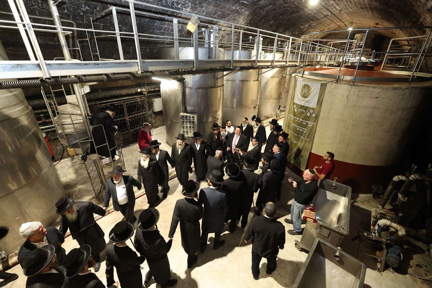 מעמד הפרשת תרומות ומעשרות במרכז המבקרים ההיסטורי של יקבי כרמל בזיכרון יעקב, במעמד גאב"ד בד"צ מהדרין הגר"א רובין, רבנים ואישי ציבור