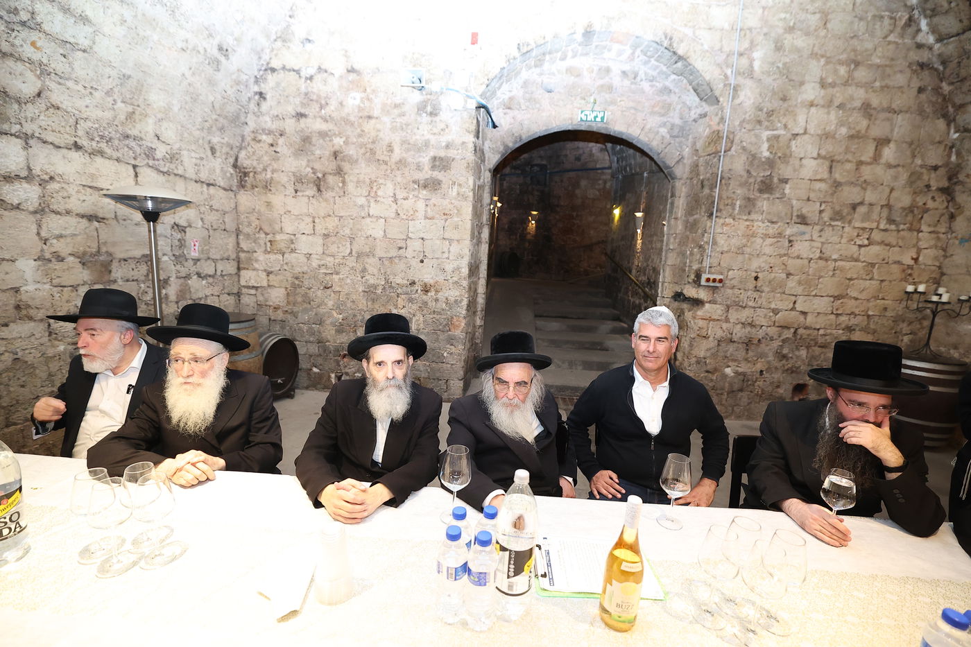 מעמד הפרשת תרומות ומעשרות במרכז המבקרים ההיסטורי של יקבי כרמל בזיכרון יעקב, במעמד גאב"ד בד"צ מהדרין הגר"א רובין, רבנים ואישי ציבור