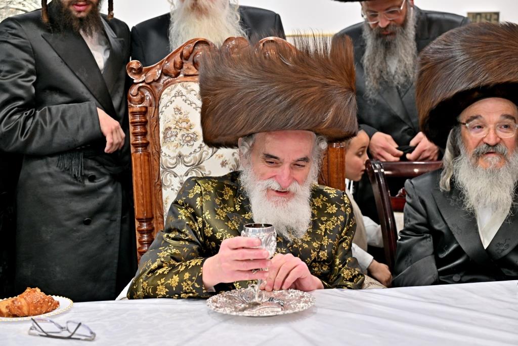 האדמו"ר מויז'ניץ באירוסי נכד הגה"צ רבי אליעזר ארנסטר 