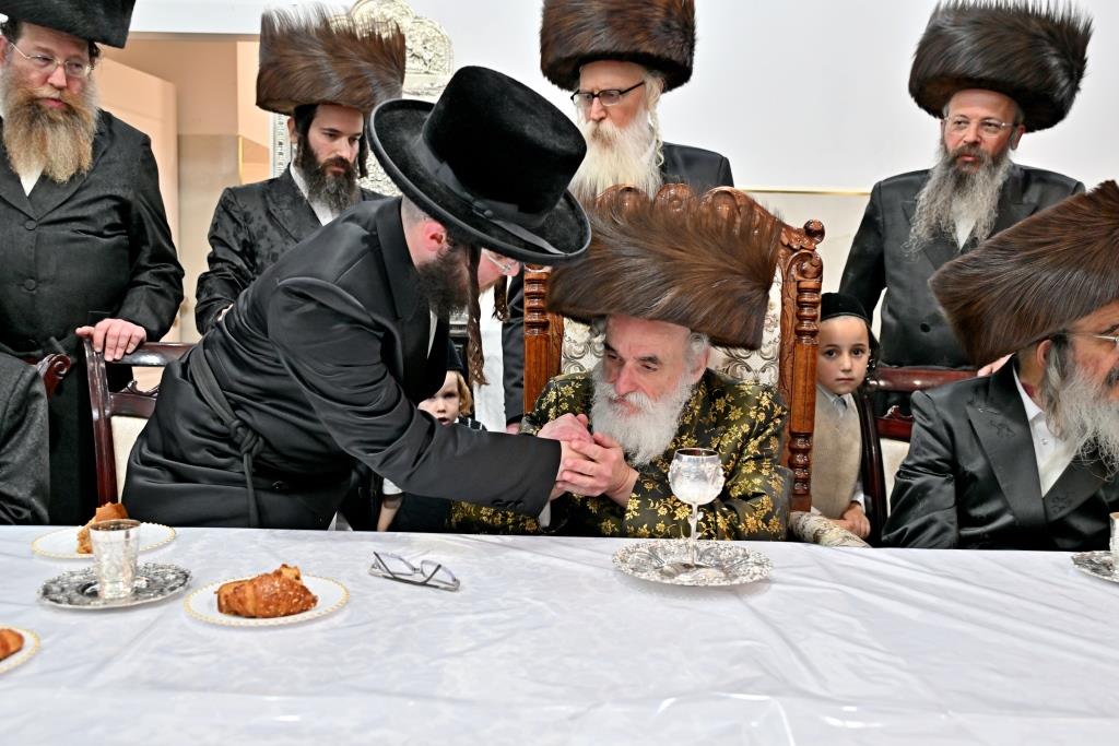 האדמו"ר מויז'ניץ באירוסי נכד הגה"צ רבי אליעזר ארנסטר 