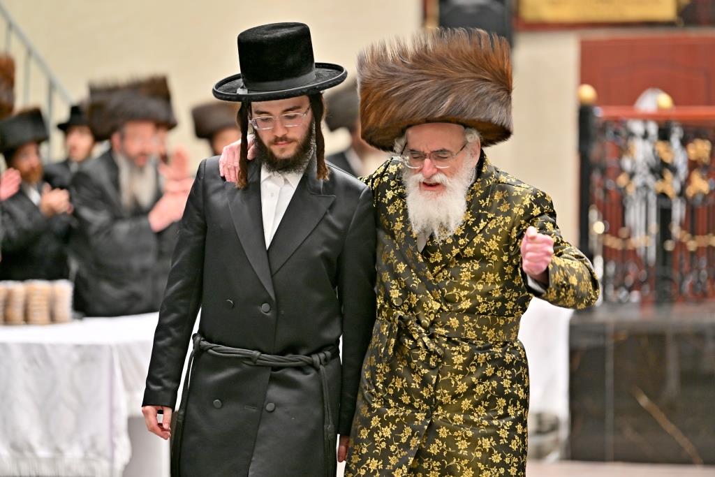 האדמו"ר מויז'ניץ באירוסי נכד הגה"צ רבי אליעזר ארנסטר 