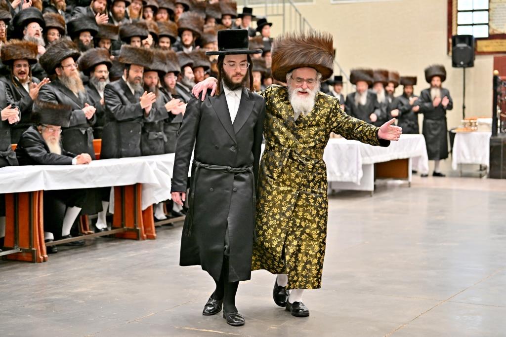 האדמו"ר מויז'ניץ באירוסי נכד הגה"צ רבי אליעזר ארנסטר 