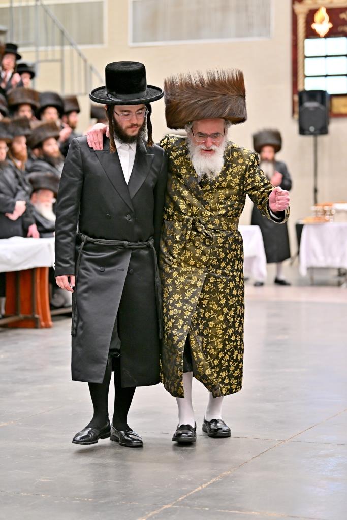 האדמו"ר מויז'ניץ באירוסי נכד הגה"צ רבי אליעזר ארנסטר 