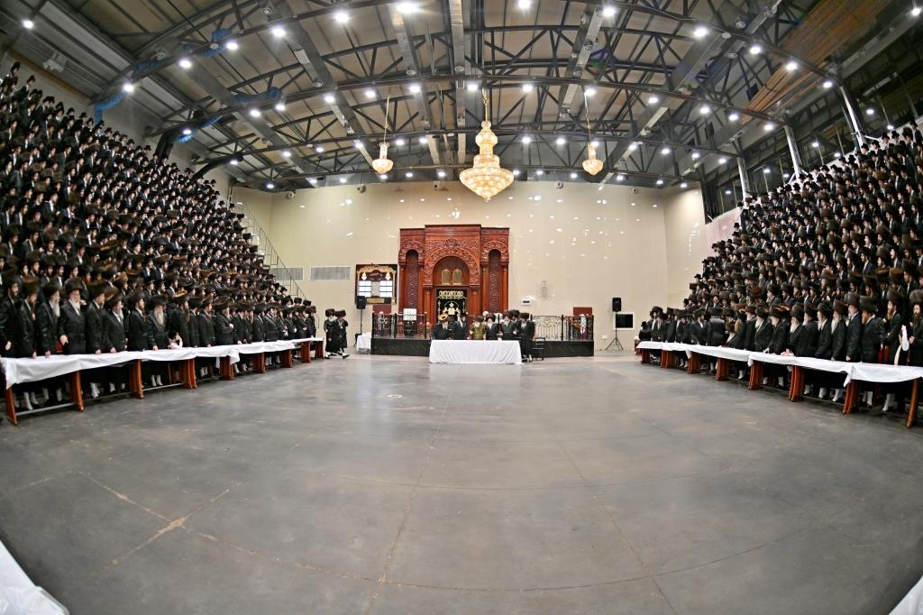 האדמו"ר מויז'ניץ באירוסי נכד הגה"צ רבי אליעזר ארנסטר 