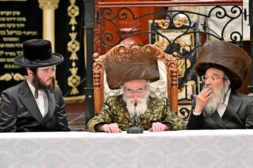 האדמו"ר מויז'ניץ באירוסי נכד הגה"צ רבי אליעזר ארנסטר 