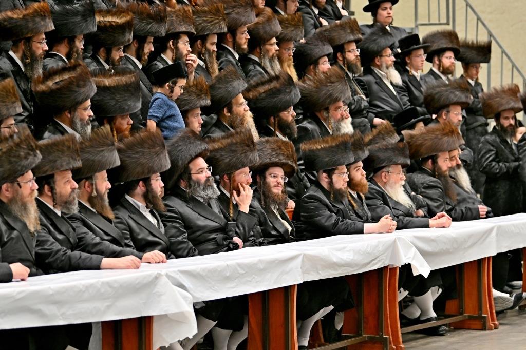 האדמו"ר מויז'ניץ באירוסי נכד הגה"צ רבי אליעזר ארנסטר 