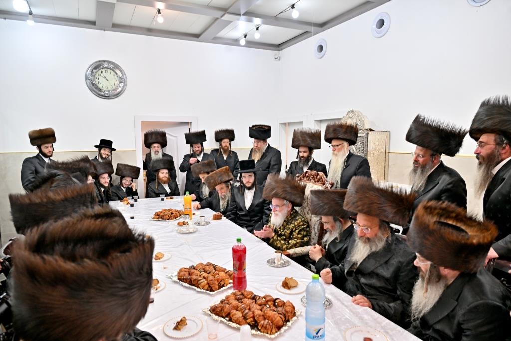 האדמו"ר מויז'ניץ באירוסי נכד הגה"צ רבי אליעזר ארנסטר 