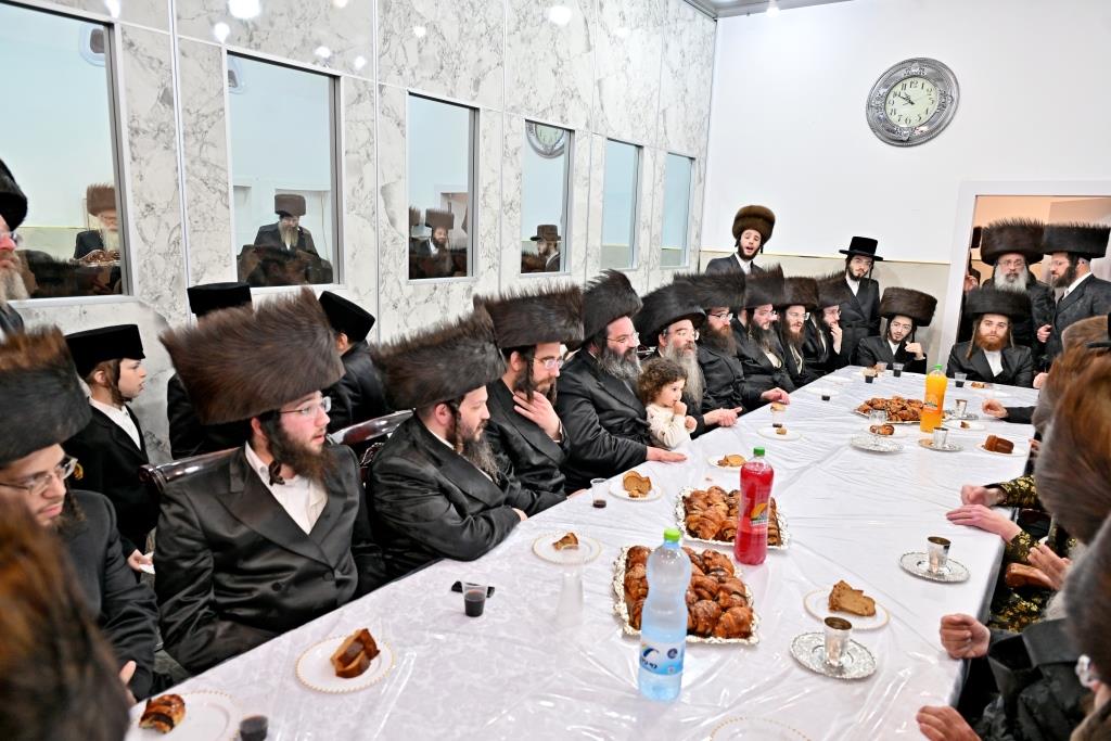 האדמו"ר מויז'ניץ באירוסי נכד הגה"צ רבי אליעזר ארנסטר 