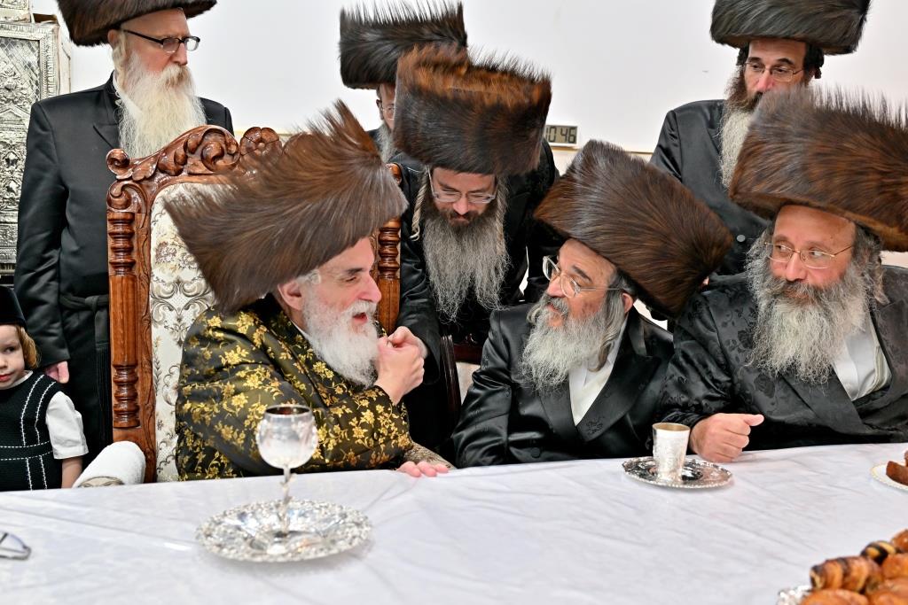 האדמו"ר מויז'ניץ באירוסי נכד הגה"צ רבי אליעזר ארנסטר 