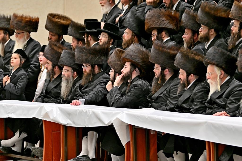 האדמו"ר מויז'ניץ באירוסי נכד הגה"צ רבי אליעזר ארנסטר 