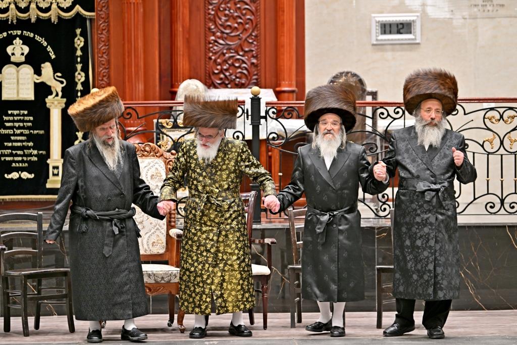 האדמו"ר מויז'ניץ באירוסי נכד הגה"צ רבי אליעזר ארנסטר 