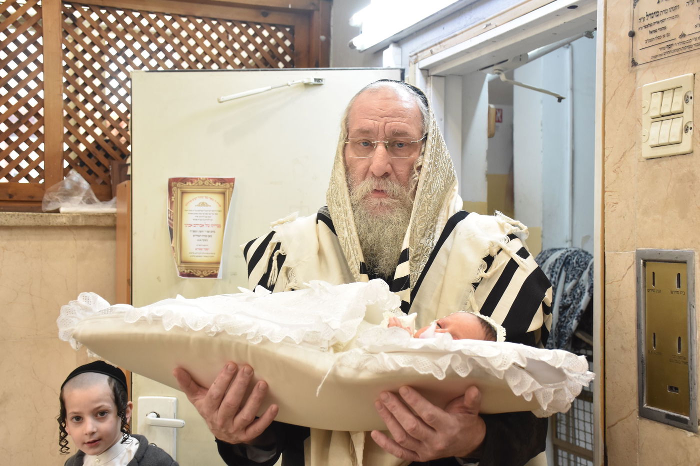 שמחת הברית בחצרות נאראל - ספינקא 