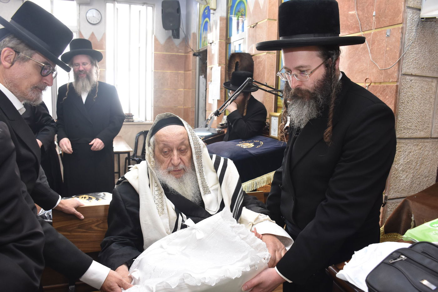 שמחת הברית בחצרות נאראל - ספינקא 