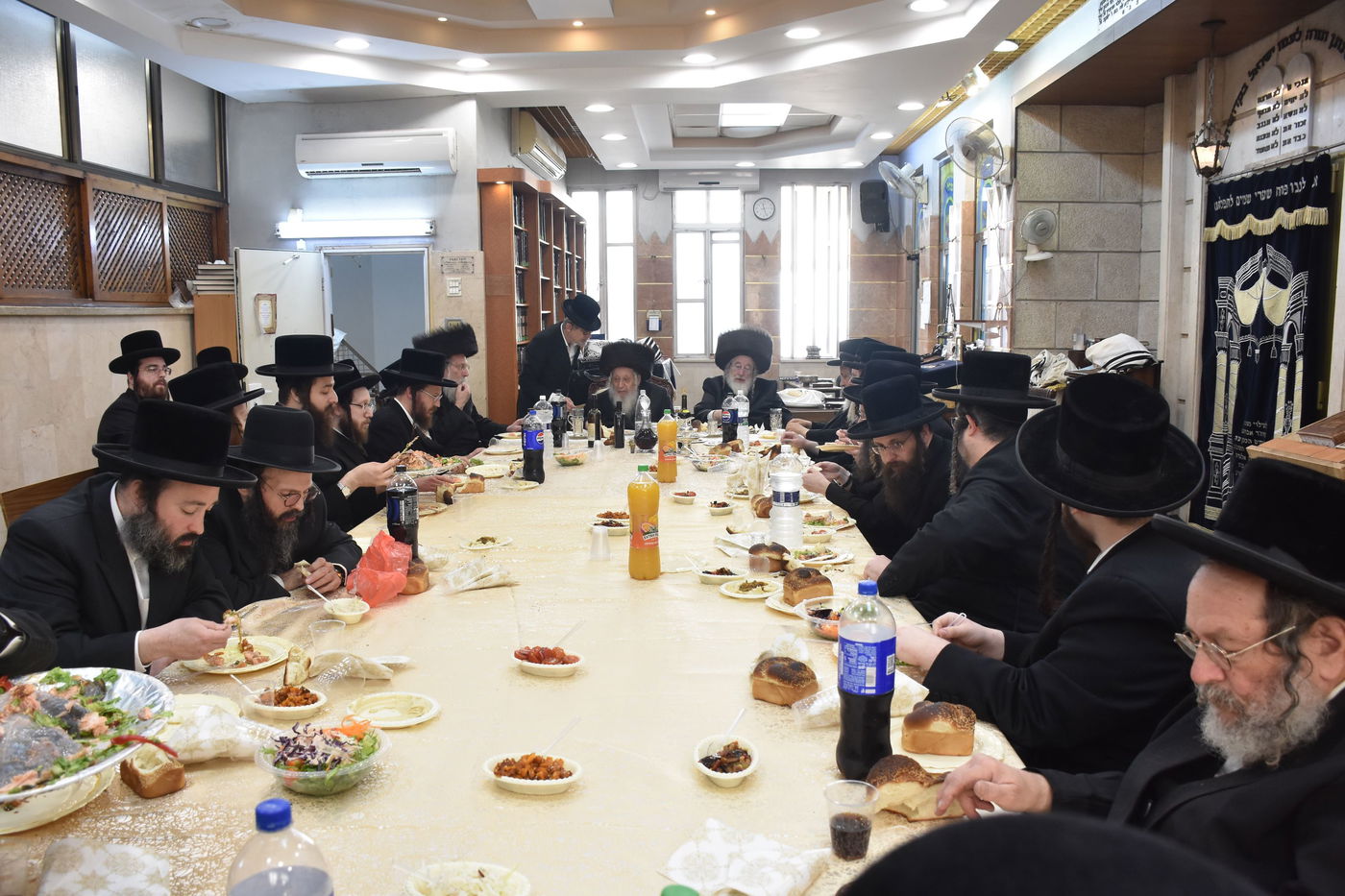 שמחת הברית בחצרות נאראל - ספינקא 