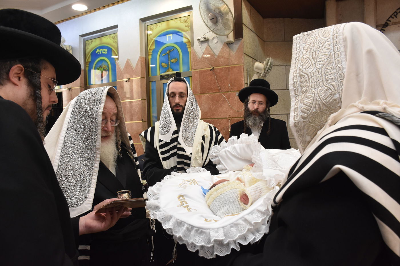 שמחת הברית בחצרות נאראל - ספינקא 