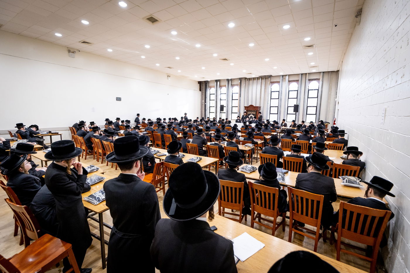 האדמו"R מבאבוב 45 בפתיחת זמן החורף בישיבתו במאנסי