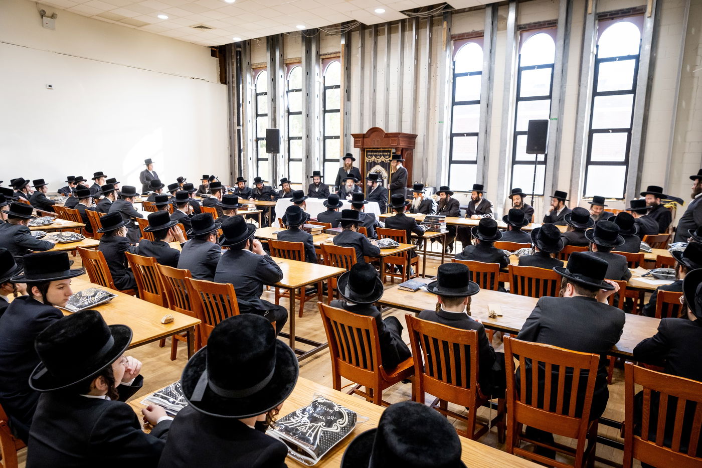 האדמו"R מבאבוב 45 בפתיחת זמן החורף בישיבתו במאנסי