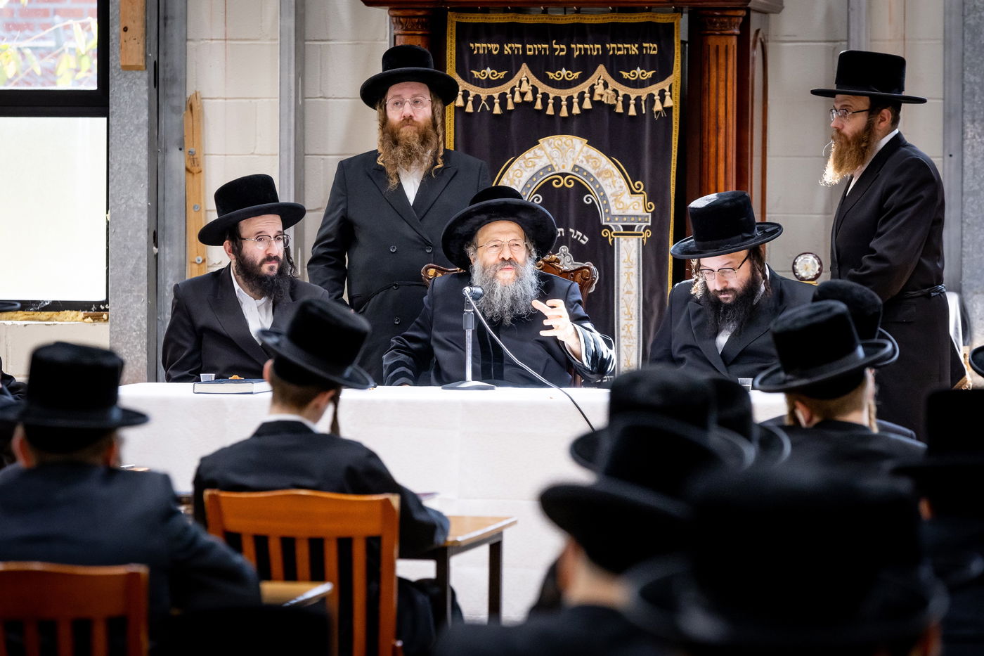 האדמו"R מבאבוב 45 בפתיחת זמן החורף בישיבתו במאנסי