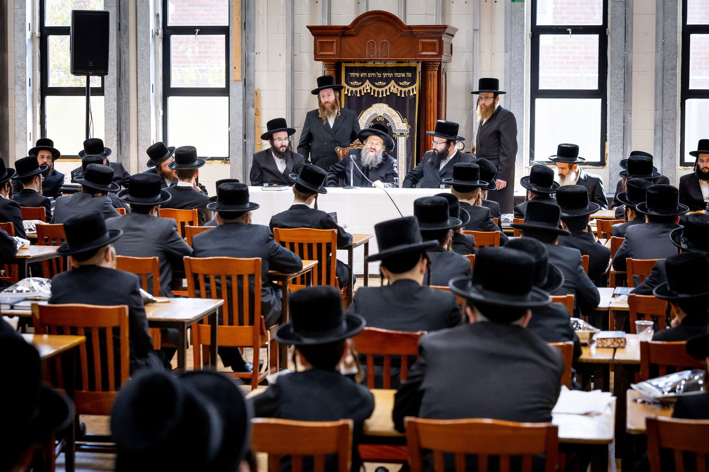 האדמו"R מבאבוב 45 בפתיחת זמן החורף בישיבתו במאנסי