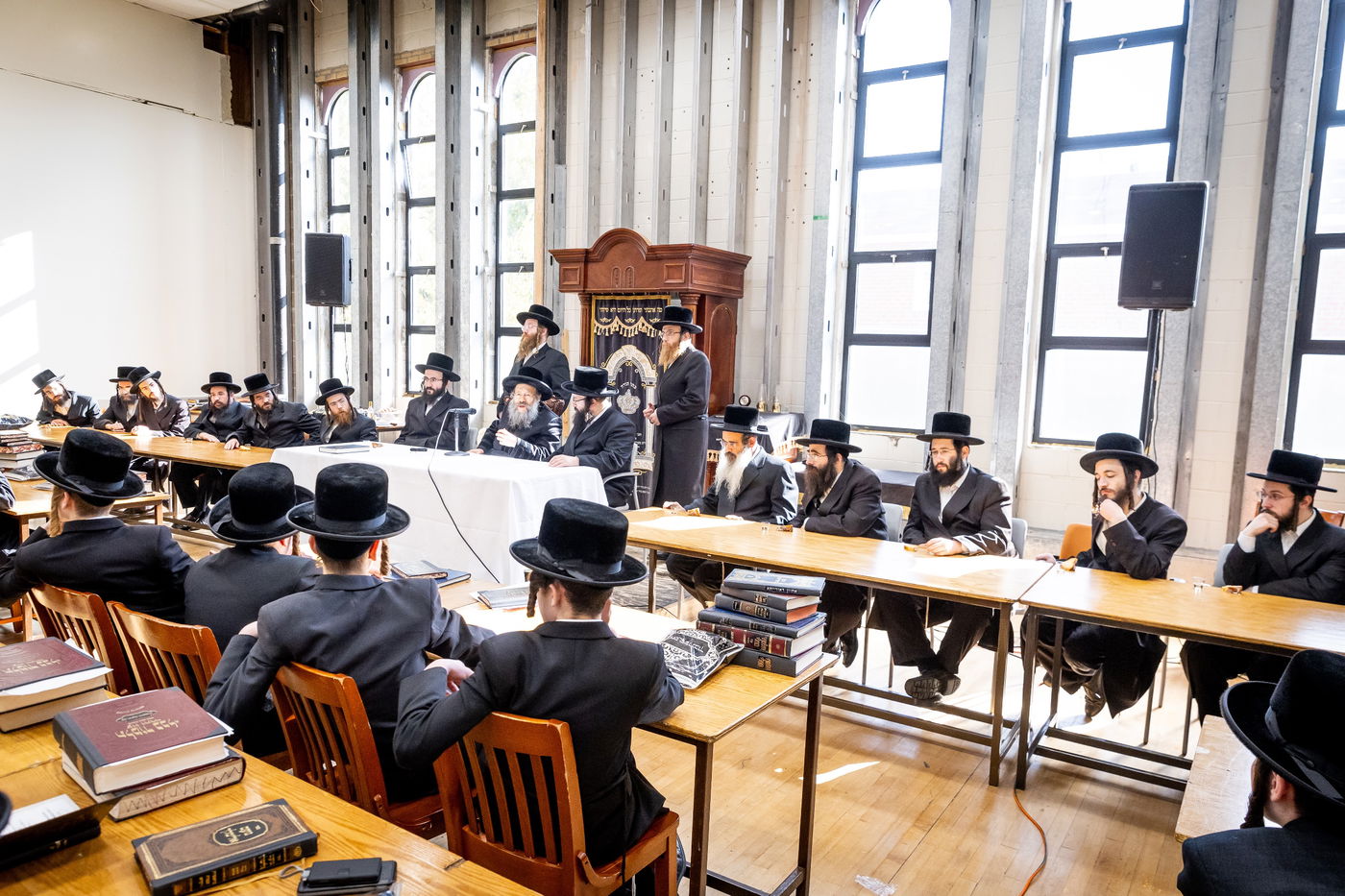 האדמו"R מבאבוב 45 בפתיחת זמן החורף בישיבתו במאנסי