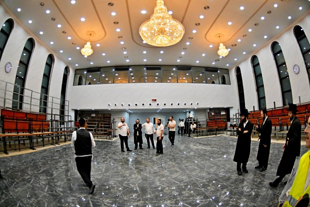 הכנות למעמד חנוכת הבית בויז'ניץ אלעד