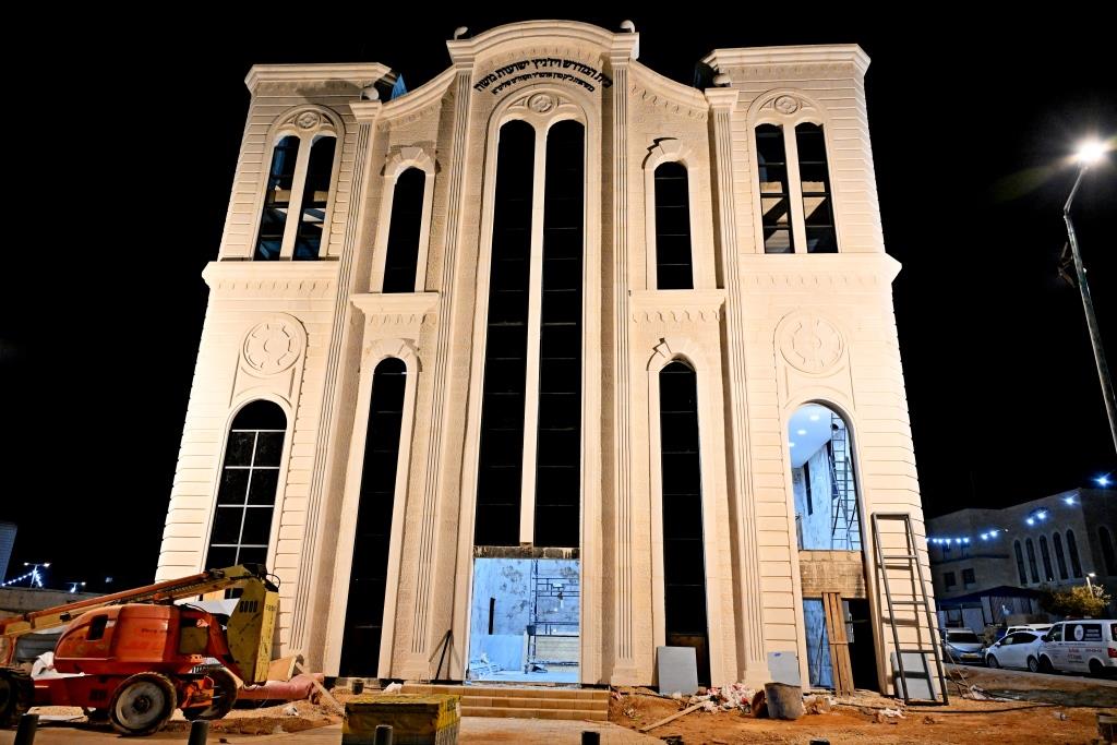 הכנות למעמד חנוכת הבית בויז'ניץ אלעד