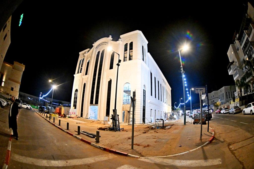 הכנות למעמד חנוכת הבית בויז'ניץ אלעד