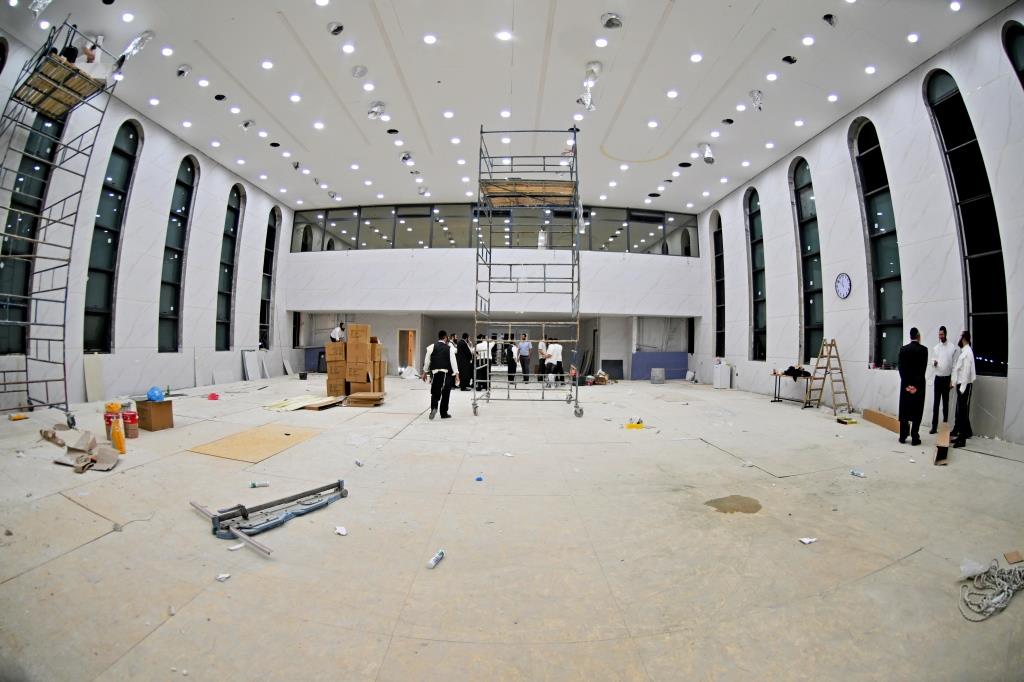 הכנות למעמד חנוכת הבית בויז'ניץ אלעד