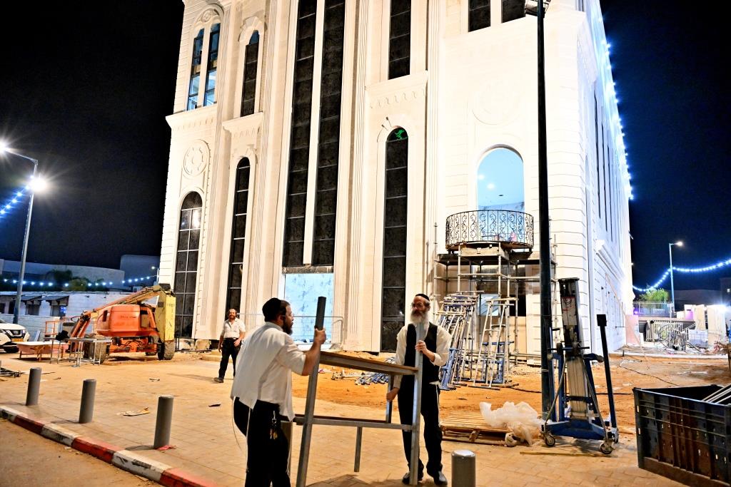 הכנות למעמד חנוכת הבית בויז'ניץ אלעד