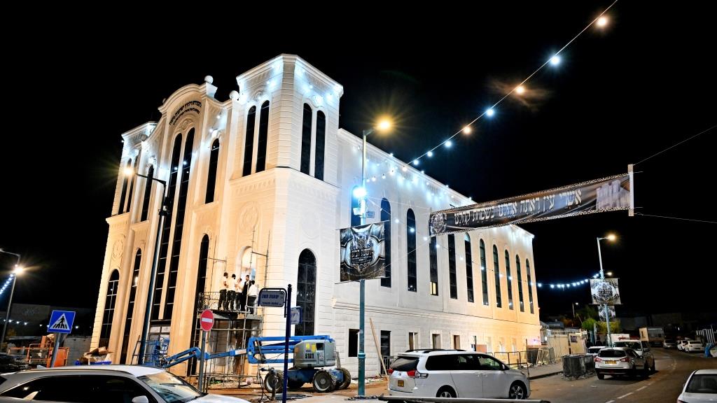 הכנות למעמד חנוכת הבית בויז'ניץ אלעד