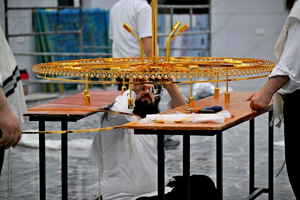 הכנות למעמד חנוכת הבית בויז'ניץ אלעד