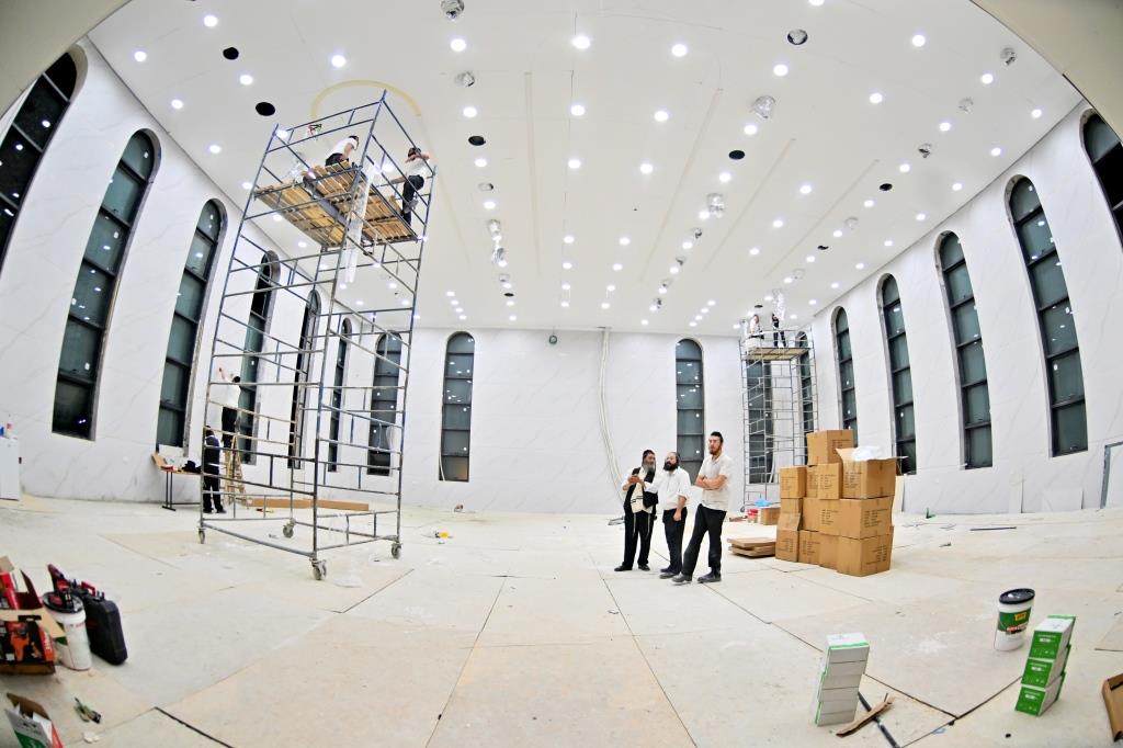 הכנות למעמד חנוכת הבית בויז'ניץ אלעד