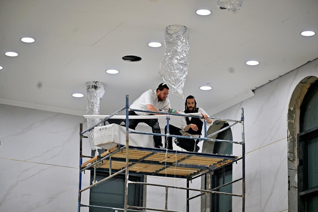 הכנות למעמד חנוכת הבית בויז'ניץ אלעד