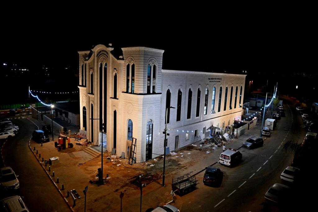 הכנות למעמד חנוכת הבית בויז'ניץ אלעד