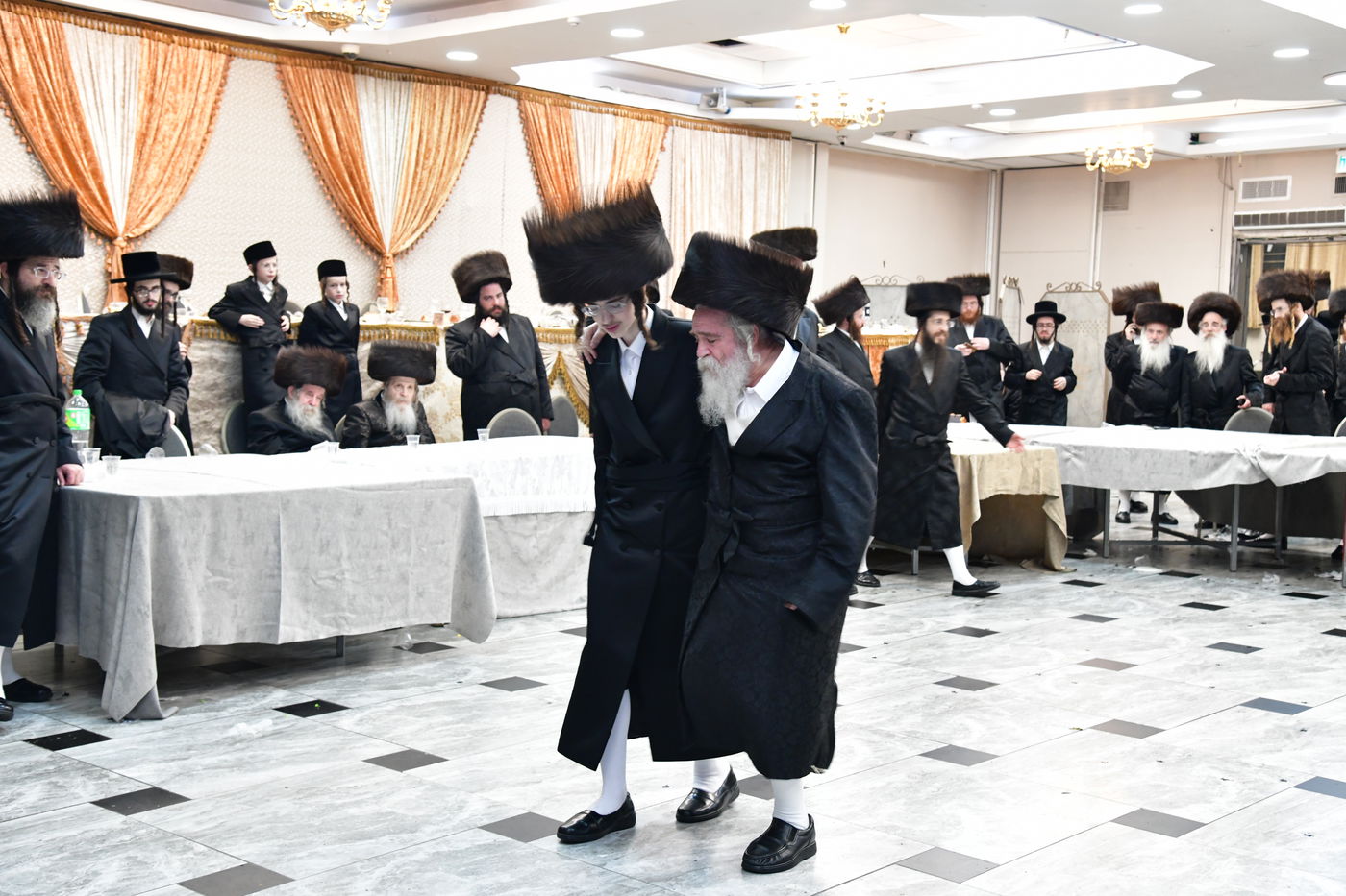 שמחת נישואי בת האדמו"ר משומרי אמונים אשדוד, עב"ג נכד האדמו"ר מלויעב טשערנוביל