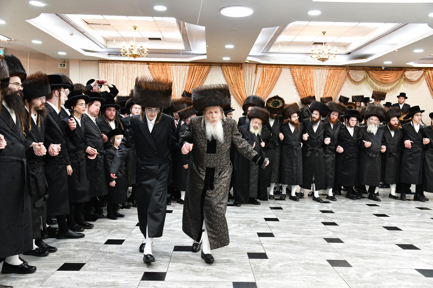 שמחת נישואי בת האדמו"ר משומרי אמונים אשדוד, עב"ג נכד האדמו"ר מלויעב טשערנוביל